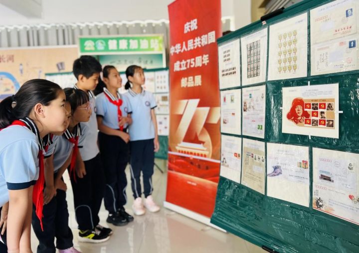 威海市北竹島小學(xué)舉行“方寸伴我行，祖國(guó)在心中”紅色主題郵展
